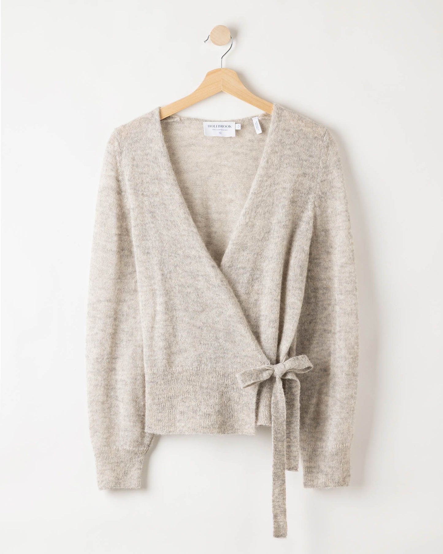 Elizabeth Overlap Grey Mel
Knitted wrap-around cardigan in soft alpaca wool