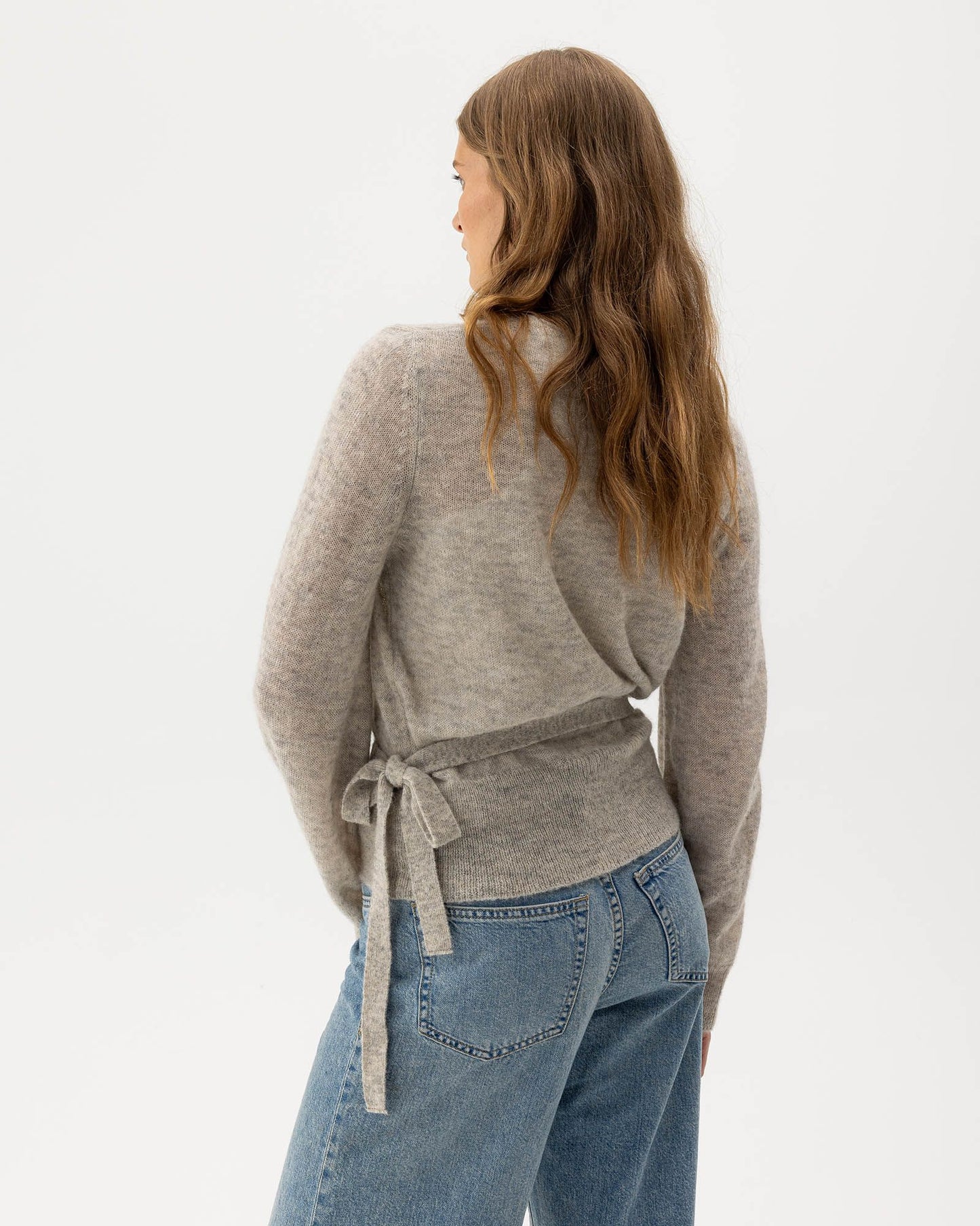 Elizabeth Overlap Grey Mel

Knitted wrap-around cardigan in soft alpaca wool