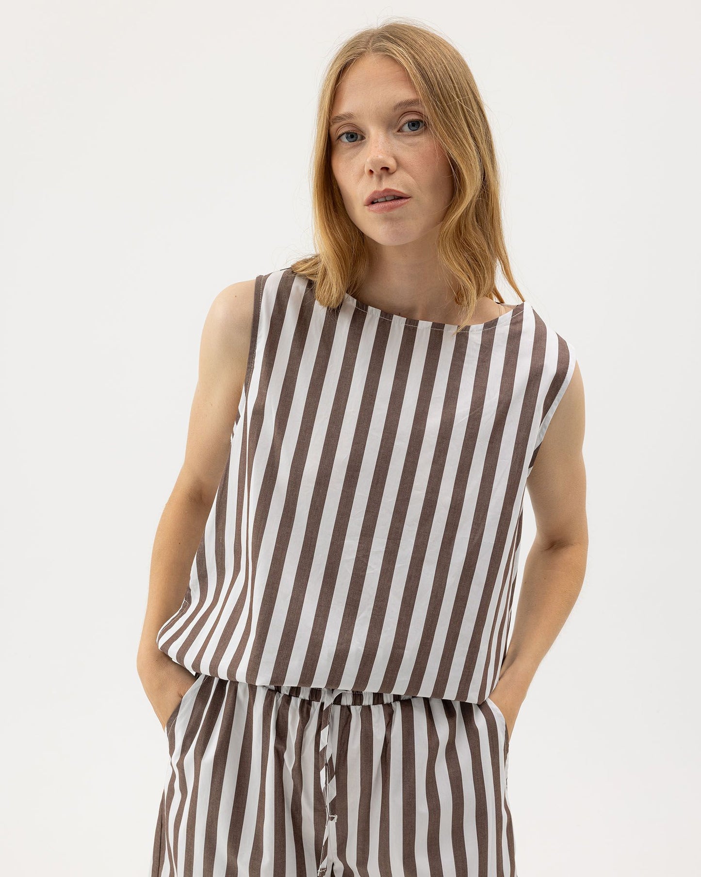 Marie Top Dark Brown/White

Sleeveless top in cotton poplin