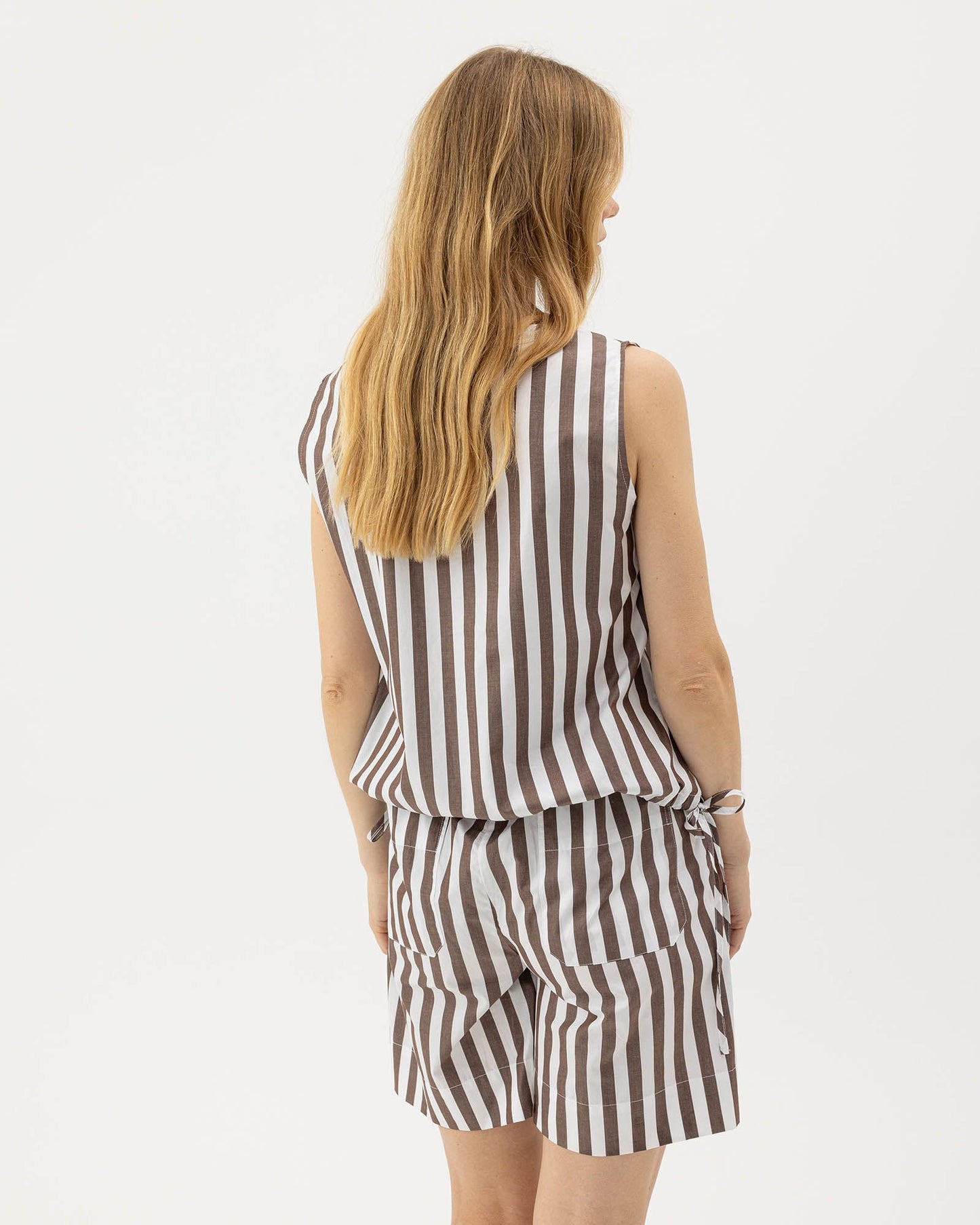 Marie Top Dark Brown/White

Sleeveless top in cotton poplin