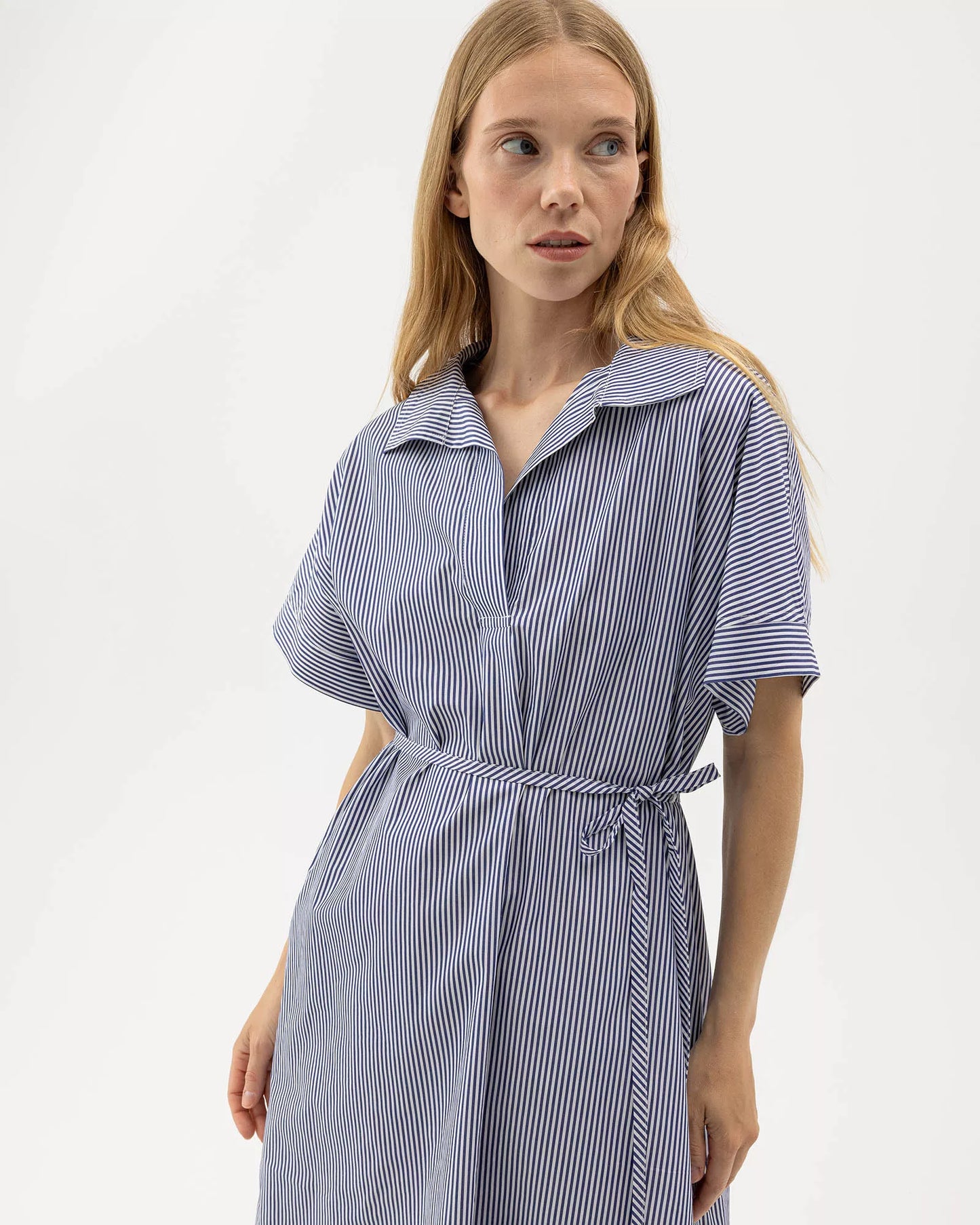Marie Tunic Dress Navy/White

Short-sleeved dress in cotton poplin